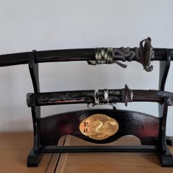 Superbe sabres japonais katana de décoration avec support.