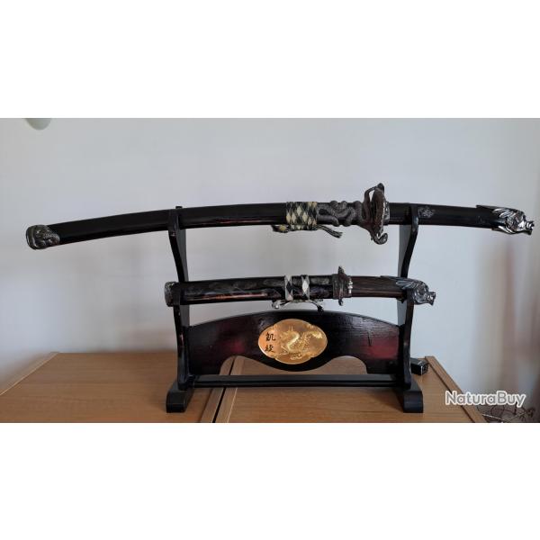 Superbe sabres japonais katana de dcoration avec support.