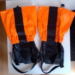 Une paire de jambières. Neuves. Imperméables.