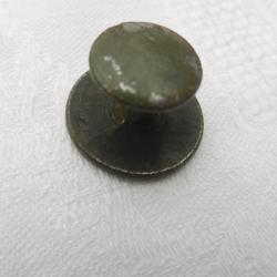 petite pièce métal ronde pour équipement bretelle militaire.