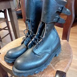 Paire de rangers armée Française, Légion 1998.Neuve de stock, T42.
