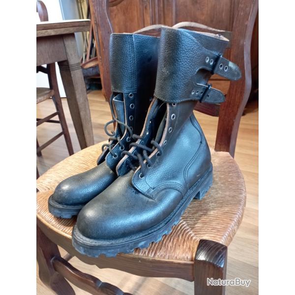 Paire de rangers arme Franaise, Lgion 1998.Neuve de stock, T42.