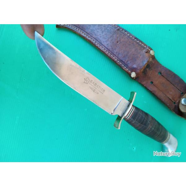 ANCIEN COUTEAU  SABATIER AVEC SON FOURREAU CUIR .  COUTEAU COMME NEUF  . POIGNEE CUIR .