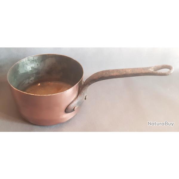 Une casseroles en cuivre martel et tam, manches en fonte. 15cm hauteur 9cm. Pour dcoration