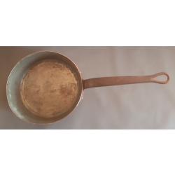 Une casserole en cuivre martelé et étamé, manches en fonte. Ø19,5cm hauteur 8,5cm. Pour décoration,