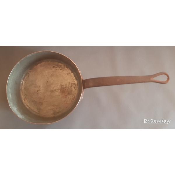 Une casserole en cuivre martel et tam, manches en fonte. 19,5cm hauteur 8,5cm. Pour dcoration,