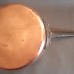 Une casserole en cuivre martelé et étamé, manches en fonte.  Ø20,5cm hauteur 10,5cm. Pour décoration