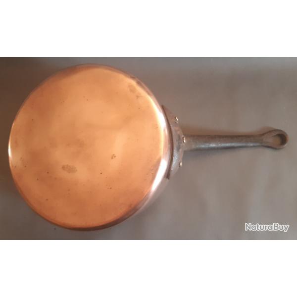 Une casserole en cuivre martel et tam, manches en fonte.  20,5cm hauteur 10,5cm. Pour dcoration