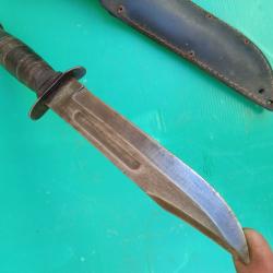 ANCIEN COUTEAU  DE  COMBAT  ( JAPAN  en notification sur lame  )  .  AVEC SON FOURREAU CUIR  .