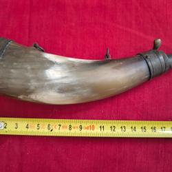 Corne a poudre avec bec doseur. Confection XIX e. Bien complète. Avec 2 anneaux. 19x5,5x3cm