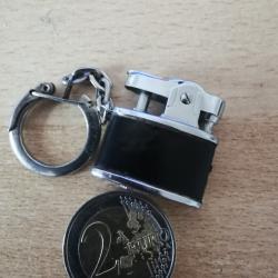 Minuscule briquet à essence.