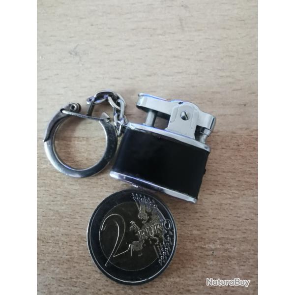 Minuscule briquet  essence.
