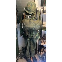 Mannequin parachutiste US Vietnam/Cold War complet - Parachute T-10 + réserve + doc originaux