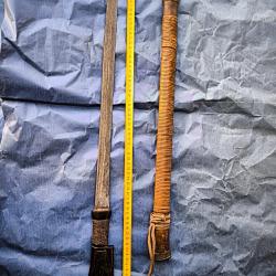 Ancien sabre Indonésie Îles Célèbes.Sulawesi en fer poignée bois, fourreau bois recouvert d'osier.