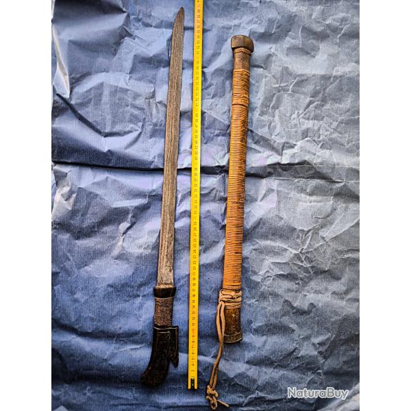 Ancien sabre Indonsie les Clbes.Sulawesi en fer poigne bois, fourreau bois recouvert d'osier.