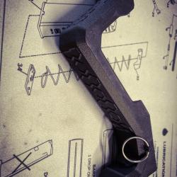 Garde main angulaire style "Cyberpunk" PLA-CF (fibre de carbone)