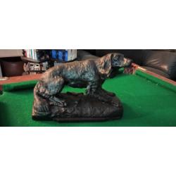 Bronze ancien d'un chien de chasse à patine brun foncé