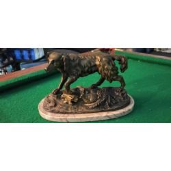 Superbe bronze 19e d'un chien de chasse à l'arrêt sur une perdrix