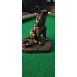 Statuette de chien en régule signée H.Petrilly