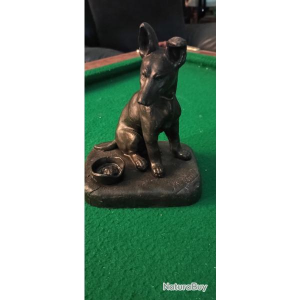 Statuette de chien en rgule signe H.Petrilly