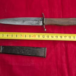 Petit poignard 22cm artisanat de poilu fourreau fer, lame double tranchant 11,5 cm garde en S laiton