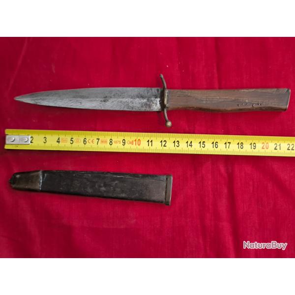 Petit poignard 22cm artisanat de poilu fourreau fer, lame double tranchant 11,5 cm garde en S laiton