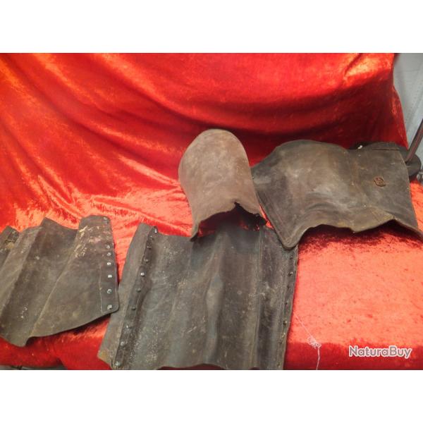 lot  de  Gutres militaire en cuir Petit prix  .