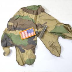 Lot US années 1980. Couvre casque US M1, drapeau patch et camouflage