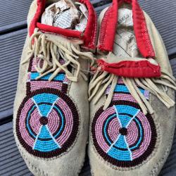 Joli paire de mocassins typique des indiens crow indiens des plaines