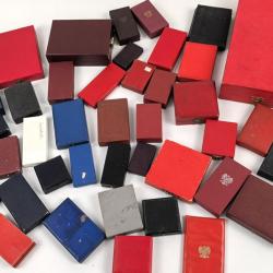 Lot d'&eacute;tuis (40 pi&egrave;ces) pour d&eacute;corations et insignes d'honneur en tout genre