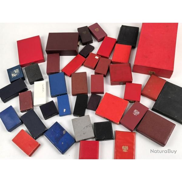 Lot d'tuis (40 pices) pour dcorations et insignes d'honneur en tout genre