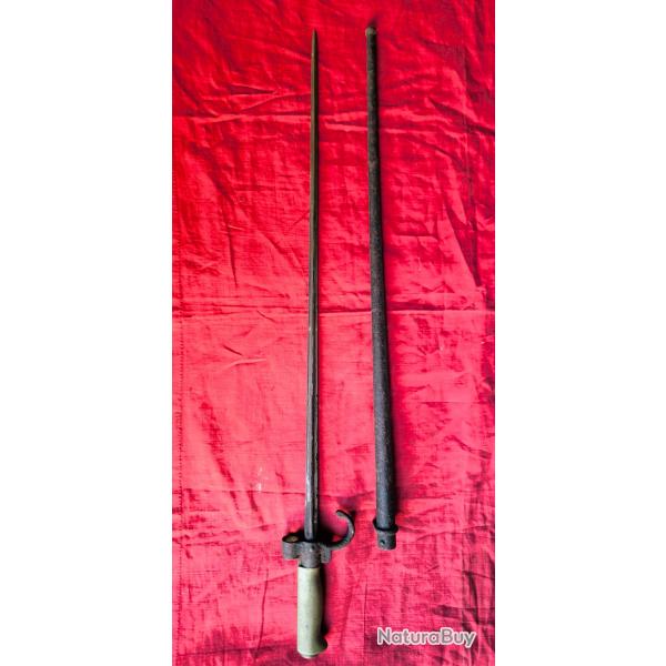 Baonnette 1886 Lebel premier type avec fourreau poigne maillechort quillon prsent. Oxydation