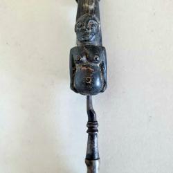 Ancien couteau africain avec un personnage