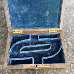 COFFRET EN ACRE POUR DEUX PISTOLETS A COFFRE ET A PERCUSSION