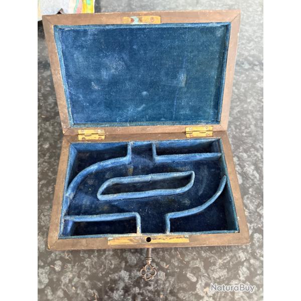 COFFRET EN ACRE POUR DEUX PISTOLETS A COFFRE ET A PERCUSSION