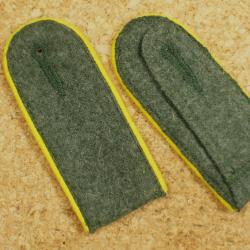 Paire de pattes d epaules WH passepoil  jaune ref 100 box 181