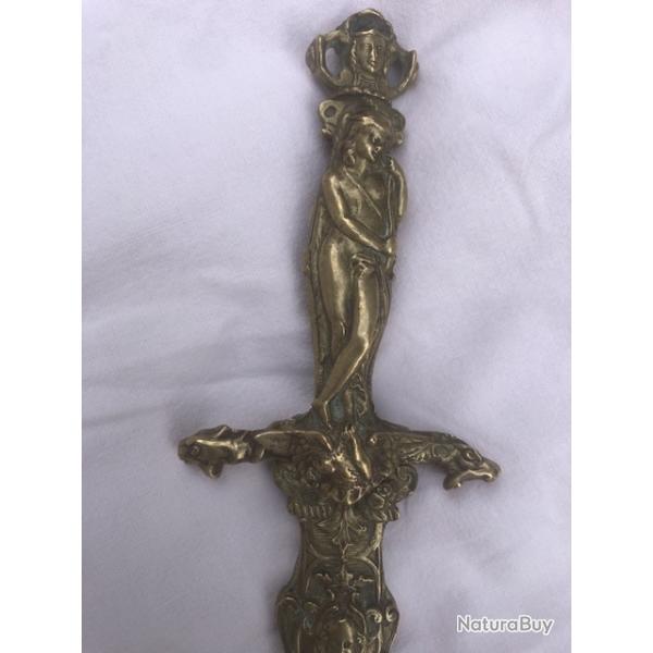 Rare dague de crmonie sotrique en bronze , d'poque Nap III ( Violet Le Duc )