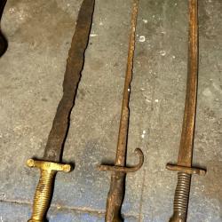 Lot de 2 baïonnettes et 1 glaive