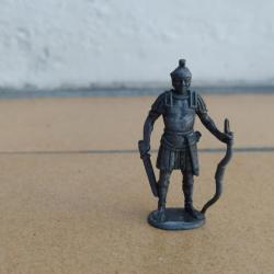 FIGURINE KINDER METAL SOLDAT ROMAIN OU GREC COMBATTANT
