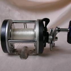 MOULINET DE PECHE " CAPERLAN ESSENTIAL GAME 20 LBS " SERVI UNE FOIS