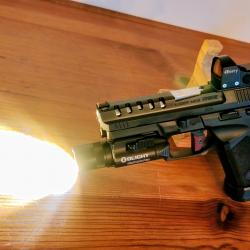 Pistolet striker semi-automatique, luger mc9 Xtrem avec red dot, lampe lazer.