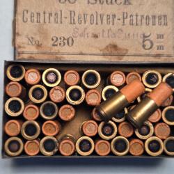 Une rare boite metallique de 49 Cartouches cal 5 mm centrale a grenaille poudre noire cat D