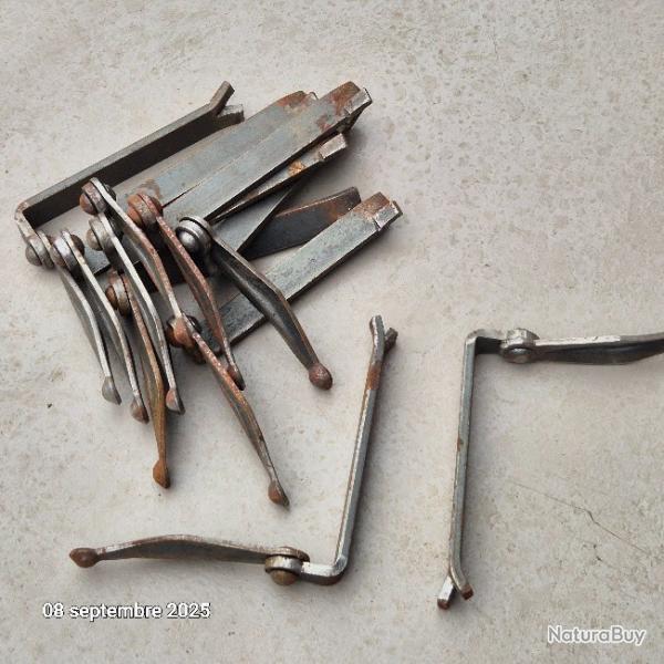 Lot de 10 Arrts de volet marseillais  sceller en acier pais.