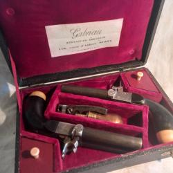 belle paire de pistolets à percussion , deux canons en table , dans leur cassette