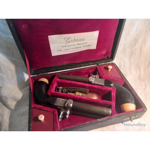 belle paire de pistolets  percussion , deux canons en table , dans leur cassette
