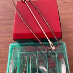 Lot accessoires pêche carnassiers : cuillèrs, hameçons, plombs, baîllon à brochet, etc