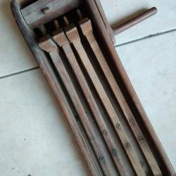 RARE - Ancien effaroucheur &agrave; marteaux bois massif parfaitement fonctionnel TBE