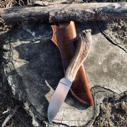 couteau de chasse d'artisan / le solitaire /  acier carbone 1070 / gravure sanglier