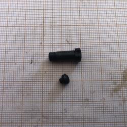 Diana 25: grosse vis et petite vis de fixation du rail d'armement sur le canon