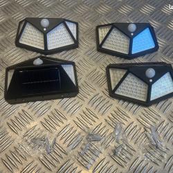 Kit de 4 lampes solaires murales extérieures à 100 LED